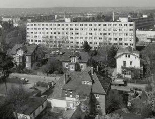 Radebeul. Oberlößnitz und Serkowitz. Blick vom Turm der Lutherkirche über Schumannstraße und Bürogebäude, Wasastraße nach Südwesten