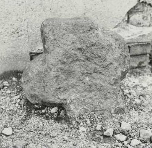 Steinkreuz : Oelzschau-Kömmlitz, Steinkreuz (L 7) vor dem ehemaligen Armenhaus, Haus Nr. 22