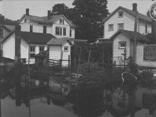 überschwemmte Holzhäuser : Blick auf die überschwemmten Holzhäuser der Stadt Blairstown.