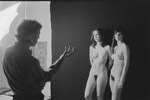Markkleeberg, Schillerplatz 3. Günter Rössler fotografiert in seinem Atelier zwei vor einer schwarzen Wand stehende junge Frauen
