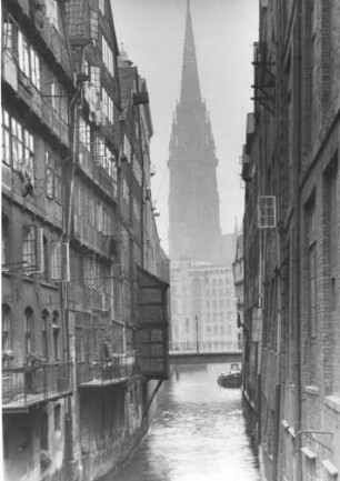 Hamburg-Altstadt. Fleet beim Steckelhörn mit Blick zur Hauptkirche St. Nikolai. Rechts und links Wohnhäuser