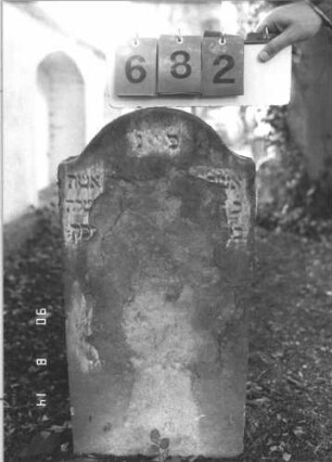 Grabstein 682 (Index: 99788410) Material: Sandstein Zustand: sehr stark verwittert mit fast vollständigem Textverlust Maße HxBxT: 76x38x11 cm: Grabstein 682