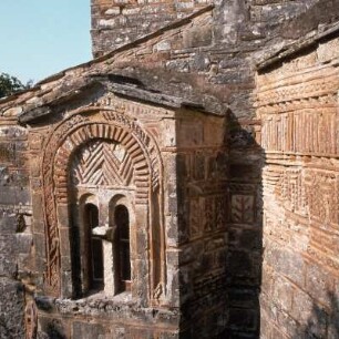 Arta (Epirus) Ziegeldekoration, 13. Jh. An der Seitenapsis der Klosterkirche Kato Panagia, Südseite