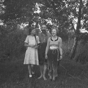 Familienbilder : Rudolf Zimmermann mit einer jungen Frau und einem Mädchen im Uferbereich eines Teiches