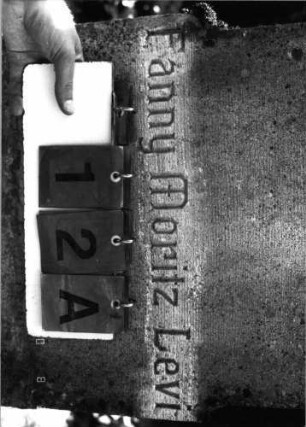 Grabstein 12 (Index: 99790155) Material: ? Zustand: zerbrochen und repariert Maße HxBxT: 104x52x16 cm Symbolik: Davidstern: Grabstein 12A