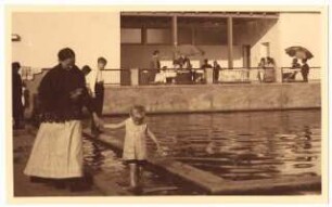 Spielplatz, Hindenburg: Mutter mit Kind im Wasserbecken vor Cafe (Milchhalle). Spielplatz an der Sosnitzaer Straße