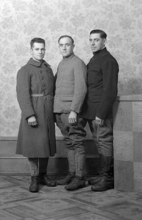 Kriegsgefangene in Roßwein : Drei kriegsgefangene Franzosen aus dem Lager Etzdorf (Kreis Hainichen), die in der Molkerei Roßwein dienstverpflichtet waren