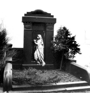 Wandgrabmal der Familie Jedicke mit Trauernder an einer Tür : Wandgrabmal der Familie Jedicke mit Trauernder an einer Tür. Wohl Stein und Metallguß (um 1900). Dresden-Kaditz, Altkaditzer Kirchhof