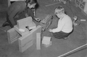Spielzeug-Ausstellung im Pergamon Museum : Kinder beim Spielen in der Ausstellung