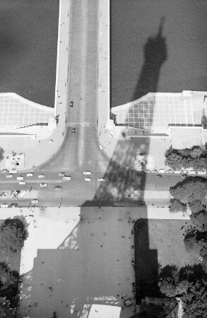 Paris: Eiffelturm, Blick von der Spitze, auf Schatten über der Seine, mit Pont d'Iéna