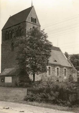 Heideblick-Riedebeck. Riedebeck (südsüdwestlich von Luckau). Dorfkirche (1192/1204 erb.). Ansicht von Südwesten