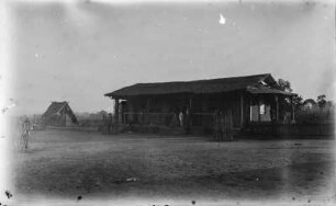 Station Dunda : Ein Stationsgebäude der Station Dunda der Deutsch-Ostafrikanischen Gesellschaft (DOAG). Auf der Veranda zwei Forschungsreisende