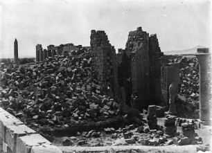 Tempelruine : Schwer beschädigter Teil der Tempelanlage von Karnak. Im Hintergrund ein Obelisk.