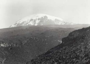 Kilimandscharo. Blick zum Kibo : Deutsch-Ostafrika (heute: Tansania). Kilimandscharo. Kibo (5896 m) aus einer Höhe von 3500 m (alpine Stufe). Blick über Lavaströme von Südsüdost, um 1888