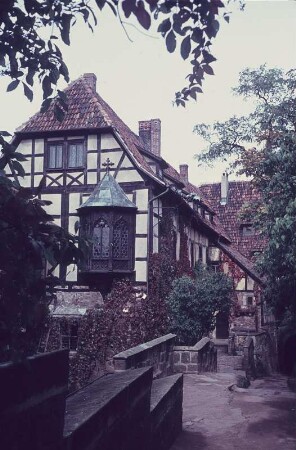 Eisenach. Wartburg, Burghof mit sog. Luthererker (Nürnberger Erker) an der Vogtei