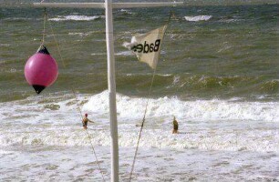 Westerland: roter Warnungsball am Badestrand