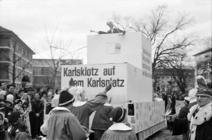 Freiburg: Fasnetumzug 1970 [Umzugswagen]