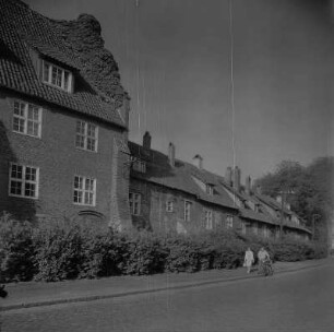 Stralsund. Straße mit Backsteinhäusern