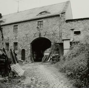 Lengenfeld-Plohn, Plohner Hauptstraße 9/11. Rittergut Plohn (nach 1804), auch Burg Plohn (nach 1633). Torhaus. Hofansicht (Teilansicht) mit Durchfahrt