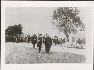 Großherzog Friedrich I. im Gespräch mit Uniformierten.