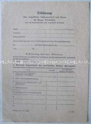 Vordruck der DDR-Zollverwaltung für Bürger Westberlins über mitgeführte Zahlungsmittel und Waren (blanko, mit eingelegten Merkblättern)