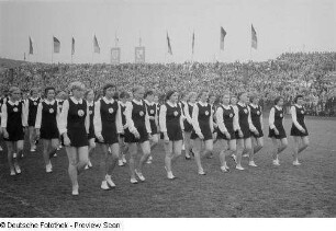 Mitglieder der Sportvereinigung Rotation während des Einzugs auf die Festwiese des Sportforums
