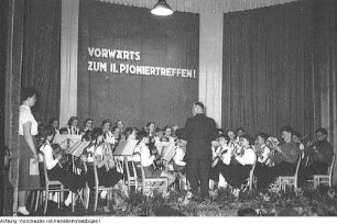 Junge Pioniere, verschiedene Veranstaltungen in Dresden: Weihnachten im Pionierpalast "Walter Ulbricht", Ausstellung der außerschulischen Einrichtungen der Stadt Dresden am Postplatz, Kinderfest der Zeitung "Wochenpost", Dezember 1954 - Juli 1955 & Kulturausscheid der Jungen Pioniere, 12. Juni 1955