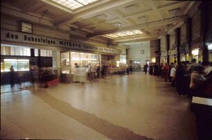 DDR. Bahnhofshalle mit Mitropa-Gaststätte und Fahrkartenschaltern