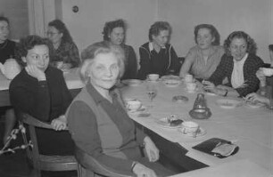 Feier zum Internationalen Frauentag im Henschel-Verlag : Mitarbeiterinnen des Verlags mit der Schauspielerin Susanne Wisten (links) während der Feier