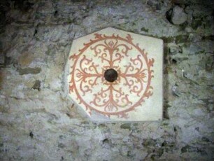 Langhaus Innen-Nordwand-Bemalte Kachel (Spolie) mit sogenanntem -Fraischsymbol- (Kirchenasyl)