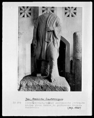 Statue eines Mannes im gallischen Gewand