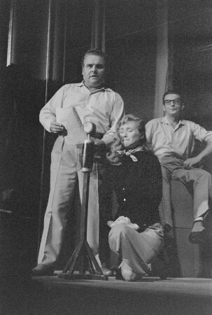 Szenenbilder aus "Blick zurück nach vorn", Kabarett "Die Distel" Berlin. Mit Gerd E. Schäfer, E. Schall u. a. Berlin, 29.08.1958 (Jubiläumsvorstellung, Premiere 28.08.1958)