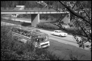 Rimberg: Autobahn Richtung Norden, Blick vom Rasthaus, mit Bus