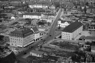 Freiburg i. Br.: Blick von der Spitze des Münsters auf Kaiserstraße mit Siegesdenkmal