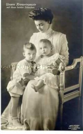 Kronprinzessin Cecilie mit ihren zwei Söhnen
