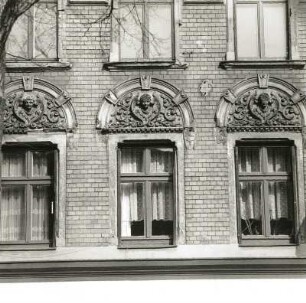 Cottbus, Karl-Liebknecht-Straße 105/Ecke Lausitzer Straße. Wohnhaus mit Laden (um 1900), Fenster (1. Obergeschoß)