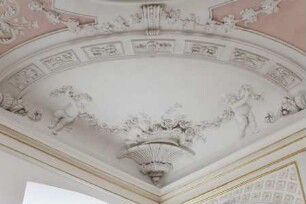 Decke des Marschallzimmers — Die vier Jahreszeiten — Frühling: Putti mit Blumenkorb und Girlanden
