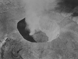 Vulkankrater : Blick in einen Vulkankrater