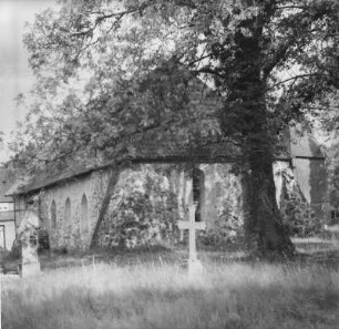 Ole Kerk : Blick zur Feldsteinkirche von Bispingen