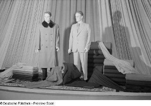 Textilien und Herrenbekleidung an Schaufensterpuppen auf der Leipziger Herbstmesse 1954