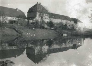 Frohburg, Ansicht des Ritterguts mit dem Herrenhaus von Nordwesten über den Mauerteich