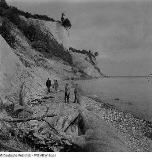 Rügen. Kreideküste. Am Hengst. Ansicht mit Spaziergängern