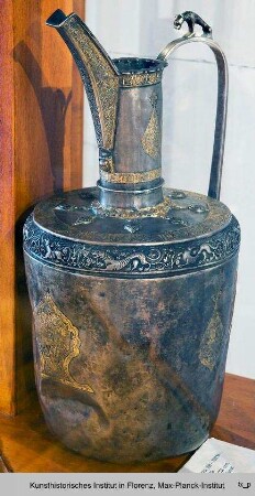 Persischer Krug mit Tierreliefs (hinter Glas)