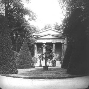 Berlin-Charlottenburg. Schloß Charlottenburg. Mausoleum (1810-1812; H. Gentz). Eingangsfront durch den Schloßpark