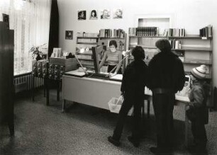 Dresden-Plauen, Agnes-Smedley-Straße. Stadt- und Bezirksbibliothek, Stadtbezirksbibliothek Plauen (Walter-Hofmann-Bibliothek). Teilansicht der Ausleihe mit fotomechanischer Verbuchung