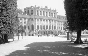 Schönbrunn: Schloss, seitlich durch Baumallee