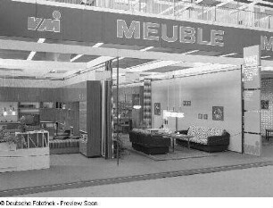 Ausstellungskojen mit Wohnzimmermöbeln des VEB Möbelkombinat Berlin