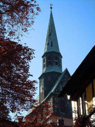 Osterode - Wetterhahn auf der Marktkirche : Die Turmspitze der Marktkirche von Osterode krönt ein Wetterhahn. Aufgenommen im Harz am 23. Oktober 2011