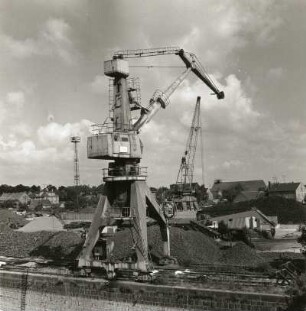 Riesa-Gröba. Wippdrehkran im Hafen