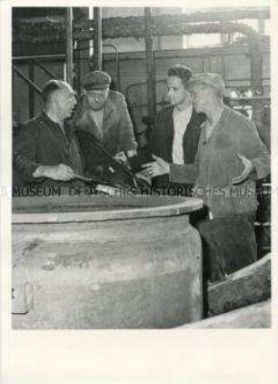 Arbeiter im Gespräch im VEB Leuna-Werke "Walter Ulbricht"